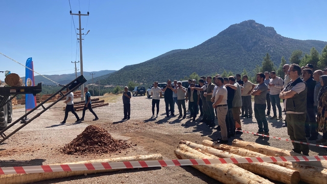 Burdur'da orman işçisine kabuk soyma makinesi teslim edildi