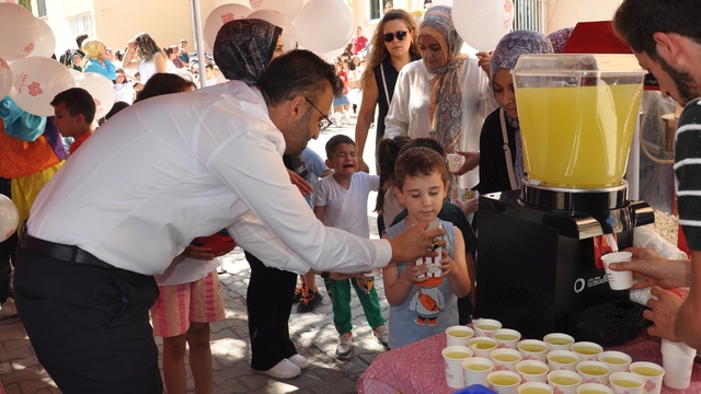 Kütahya'da uyum haftasındaki öğrencilere Mevlit Kandillinde ikram