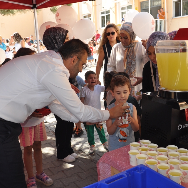 Kütahya'da uyum haftasındaki öğrencilere Mevlit Kandillinde ikram