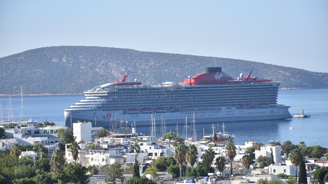 Bodrum'a iki kruvaziyer ile 2 bin 611 yolcu geldi