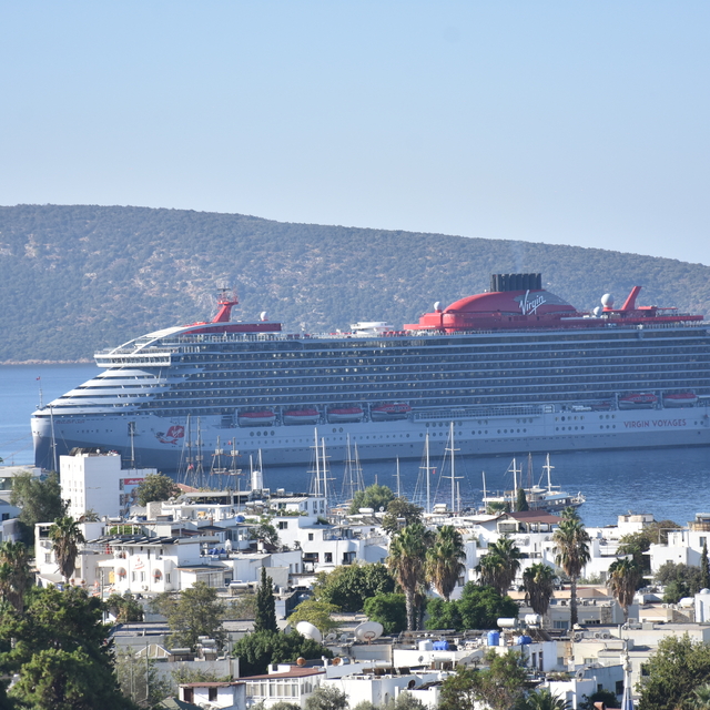Bodrum'a iki kruvaziyer ile 2 bin 611 yolcu geldi