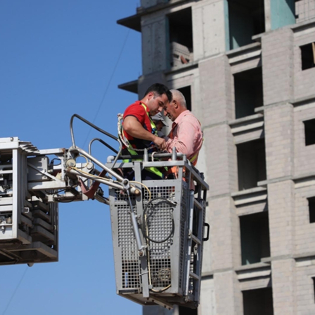 13'üncü katta iskelede mahsur kalan işçileri itfaiye kurtardı