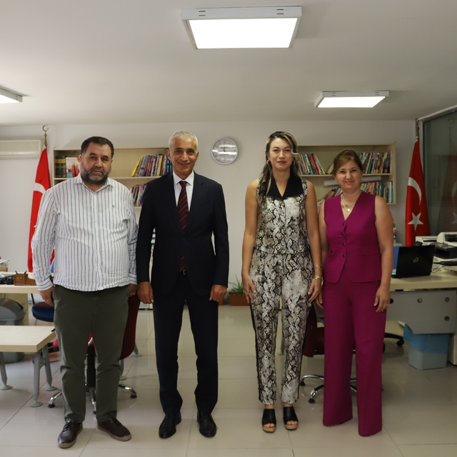 Gölbaşı Kaymakamı Erol Rüstemoğlu'dan depremzede öğretmene ziyaret