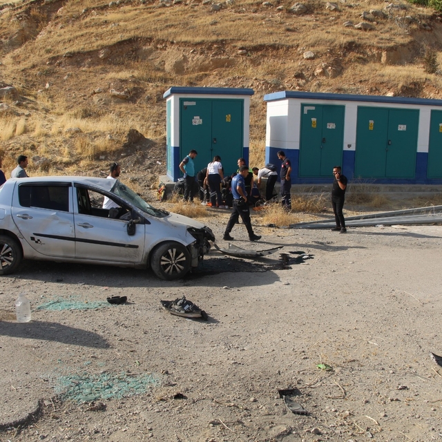 Şırnak'ta refüje çarpan otomobildeki anne ve bebeği ağır yaralandı