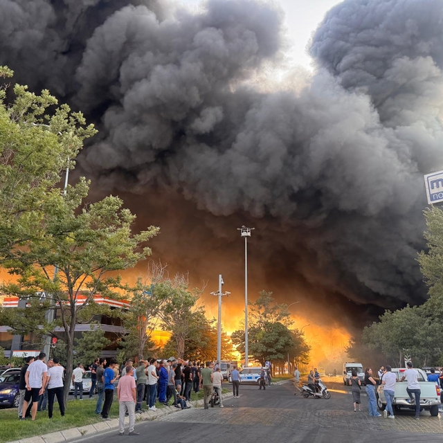 Kayseri'de keçe fabrikasında çıkan yangına müdahale ediliyor