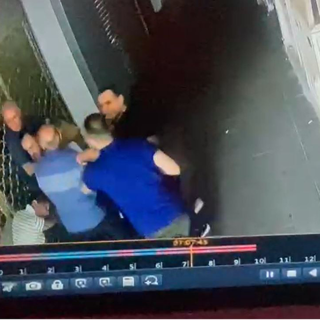 Adana'da 2 erkek, kadını dükkanın önünde darbetti; o anlar kamerada