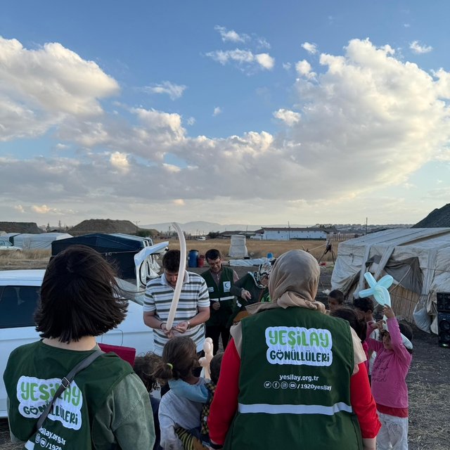 Yeşilay Çorum Şubesinden mevsimlik tarım işçilerine kandil ziyareti