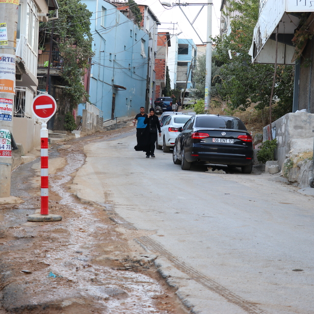 İzmir'de patlayan su borusunun onarılmamasına mahalleliden tepki