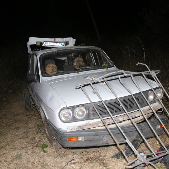 Amasya'da ağaçlara çarpan otomobildeki 7 kişi yaralandı
