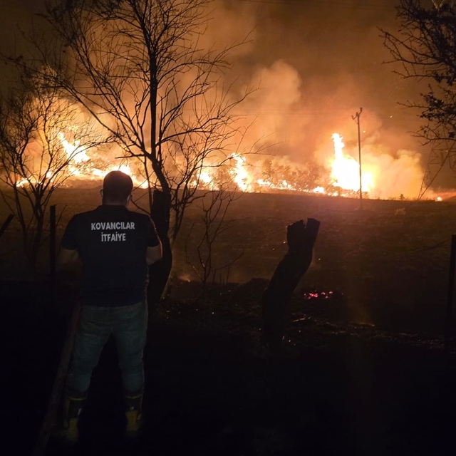 Elazığ kırsalında çıkan yangına müdahale ediliyor