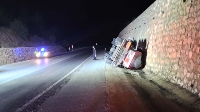Kütahya'da devrilen asit yüklü tankerinin şoförü yaralandı