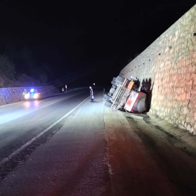 Kütahya'da devrilen asit yüklü tankerinin şoförü yaralandı