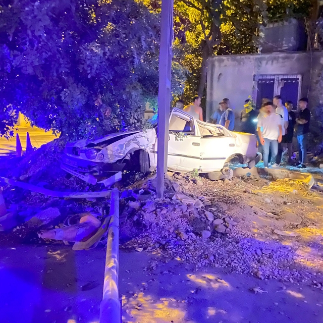 Osmaniye'de tabela direğine çarpan otomobilin sürücüsü öldü