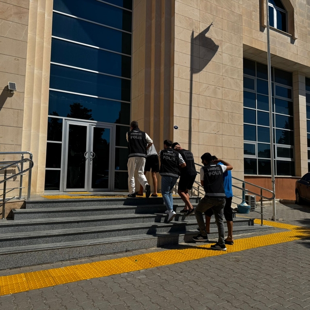 İzmir'de uyuşturucu operasyonlarında 11 zanlı tutuklandı