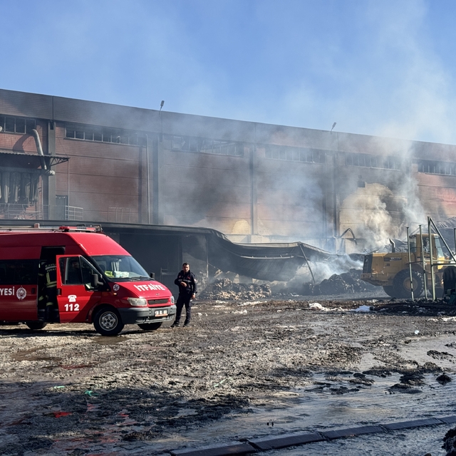 GÜNCELLEME - Kayseri'de keçe fabrikasında çıkan yangın kontrol altına alınd...