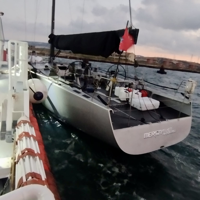 Çanakkale Boğazı'nda sürüklenen tekne kurtarıldı