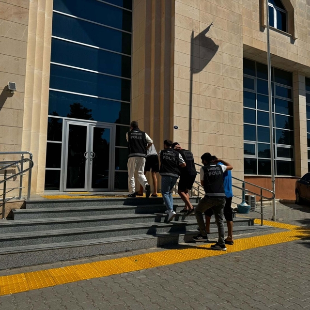 İzmir'deki uyuşturucu operasyonlarında 11 tutuklama