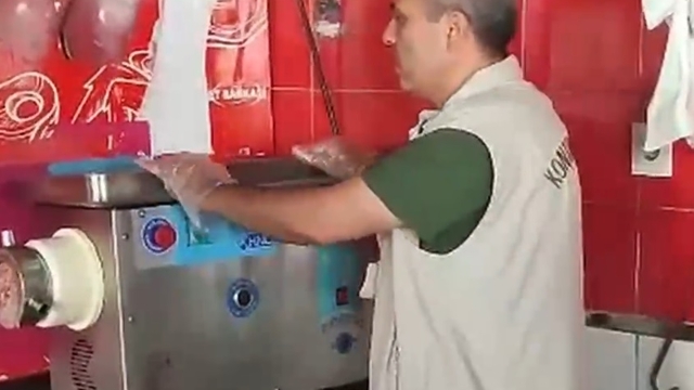 Kurulan düzenekle bozuk etlerin kıymaya karıştırılıp satıldığı iş yeri kapatıldı