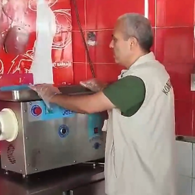 Kurulan düzenekle bozuk etlerin kıymaya karıştırılıp satıldığı iş yeri kapa...