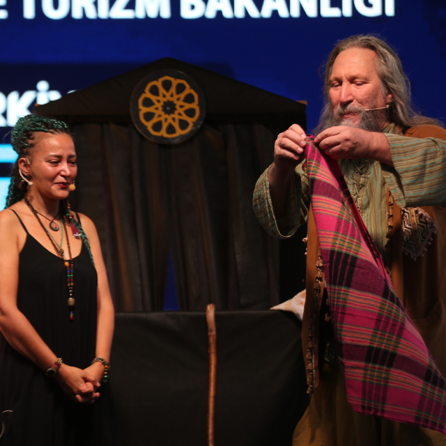 Çanakkale'de kukla ve karagöz sanatçısı Müzeyyen Aslan ustalık nişanesi peş...