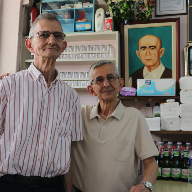 Babalarından kalan 65 yıllık köfte dükkanına ilerleyen yaşlarına rağmen sah...