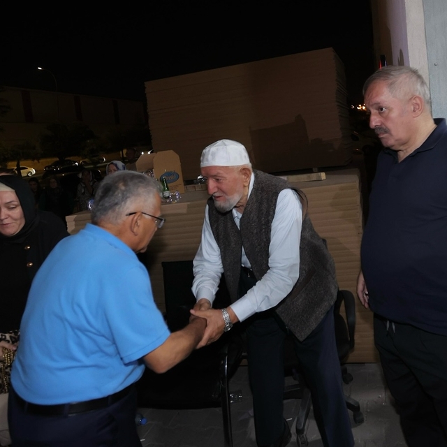 Büyükşehir Belediye Başkanı Büyükkılıç, yangın çıkan keçe fabrikasında ince...