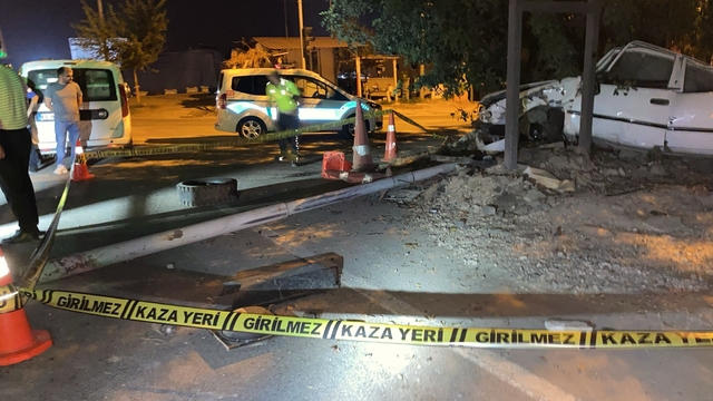 Kavşakta direğe çarpan otomobilin sürücüsü öldü