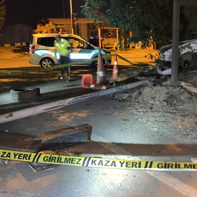 Kavşakta direğe çarpan otomobilin sürücüsü öldü