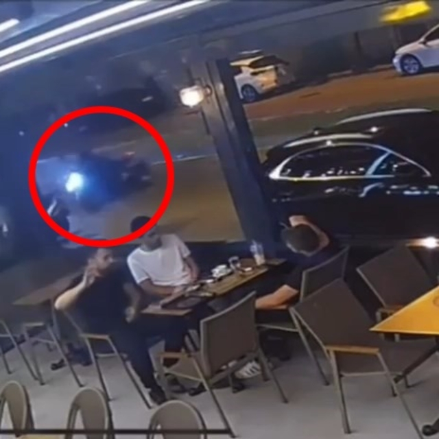 Seyir halindeki motosiklet devrildi; o anlar kamerada