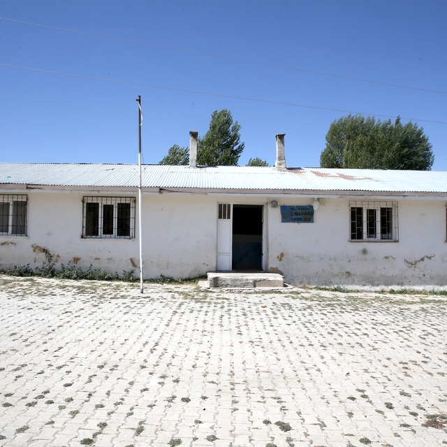 Muş'ta gönüllü gençler köy okulunu öğrenciler için hazırladı