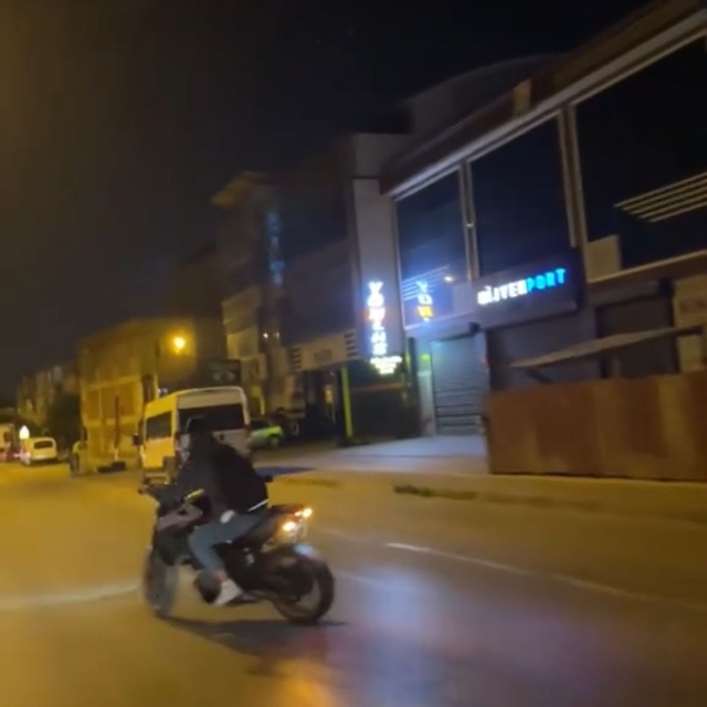 Motosiklet sürücüsünün drift attığı anlar kamerada