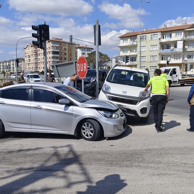 Çorum'da 3 aracın karıştığı kazada 2 kişi yaralandı