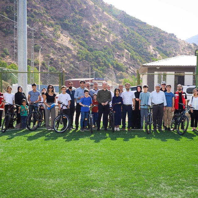 Şemdinli'de öğrencilere bisiklet hediye edildi