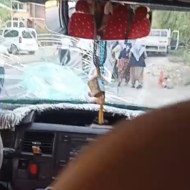 Hakkari'de minibüse taşlı- sopalı saldırı