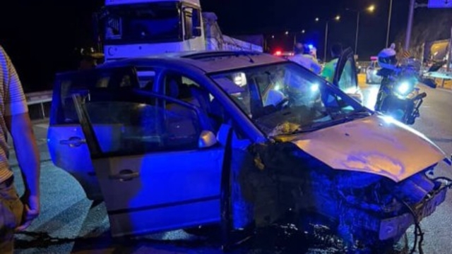 Otomobil bariyere çarptı: 1 ölü, 3 yaralı