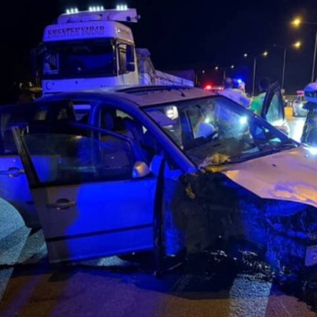 Otomobil bariyere çarptı: 1 ölü, 3 yaralı