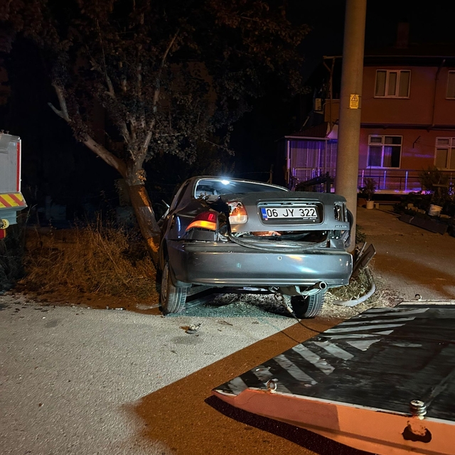 Bolu'da ağaca çarpan otomobildeki 2 kişi yaralandı