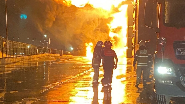 Aliağa'daki Nemport Limanı'nda çıkan yangın kontrol altına alındı