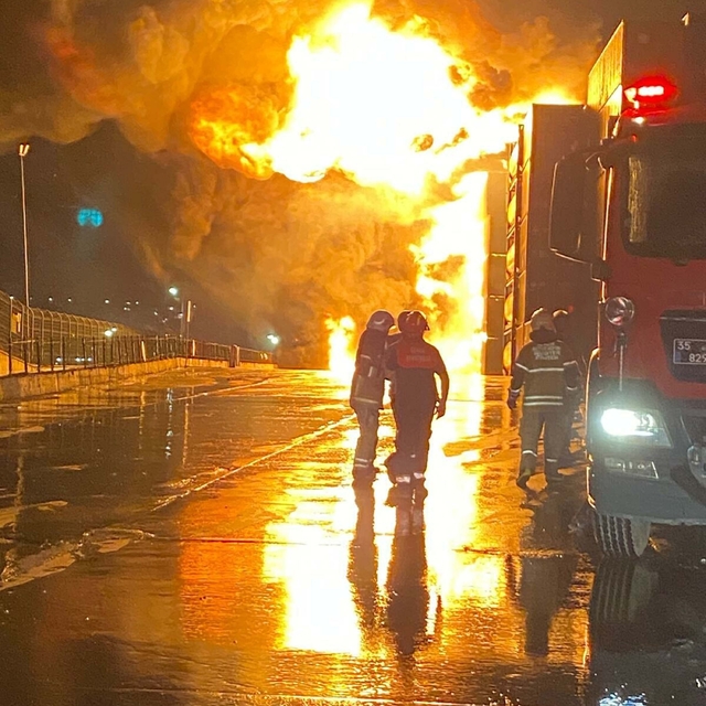 Aliağa'daki Nemport Limanı'nda çıkan yangın kontrol altına alındı