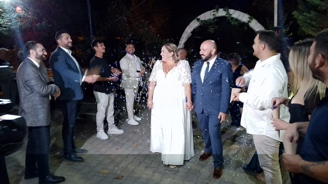 ABD'li kadınla evlenen Türk damat, vize engeline takılan ailesine memleketinde düğün yaptı