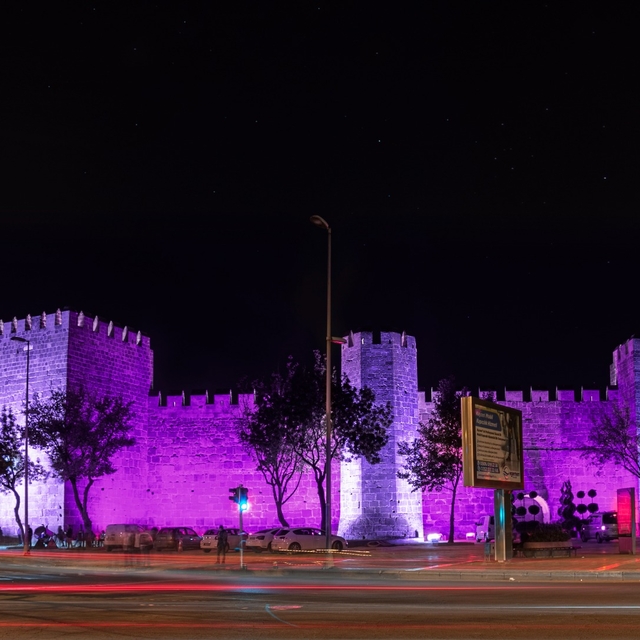 Kayseri Kalesi, Halk Sağlığı Haftası dolayısıyla mor renge büründü