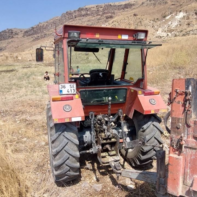 Kars'ta seyir halindeki traktörden düşen çocuk öldü