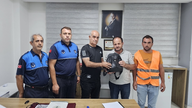 Hatay'da işçinin bulduğu içerisinde döviz ve altın olan çanta sahibine ulaştırıldı