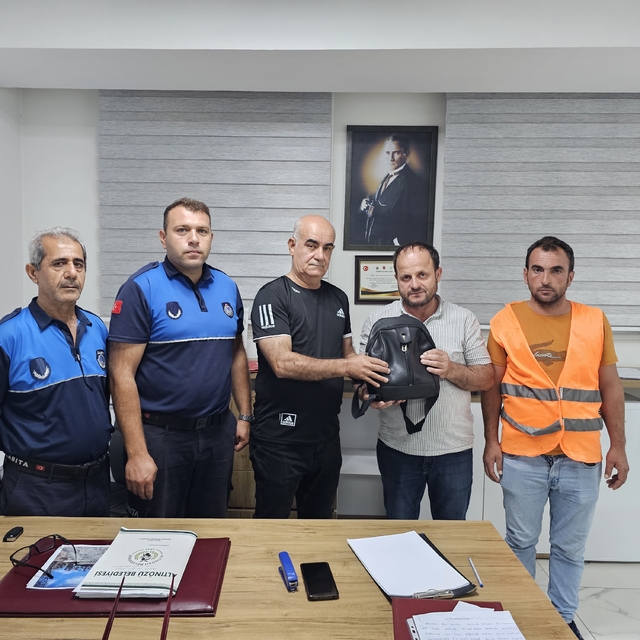 Hatay'da işçinin bulduğu içerisinde döviz ve altın olan çanta sahibine ulaş...