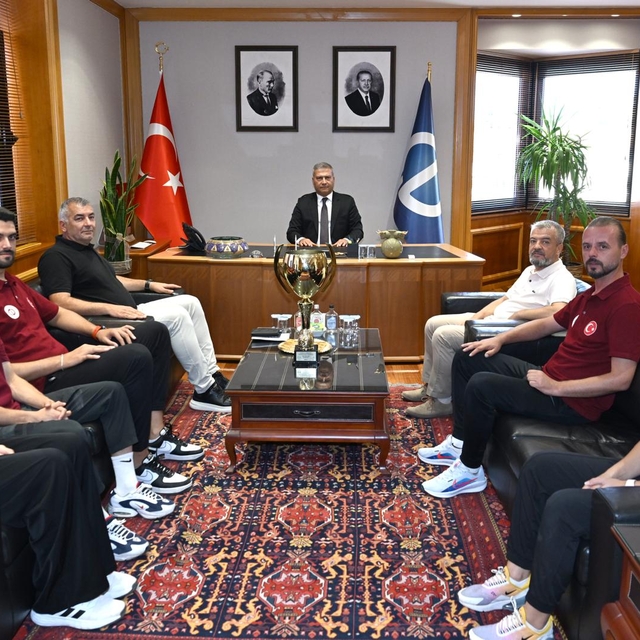 Şampiyon öğrenciler kupalarını Anadolu Üniversitesi Rektörü Adıgüzel'e takd...