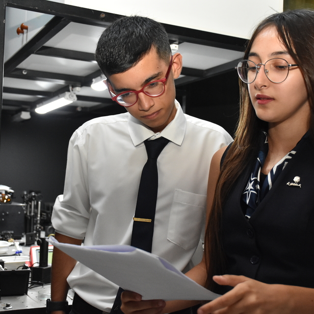 Lise öğrencileri, atom altı parçacığının görüntülenmesi projeleriyle NASA'd...