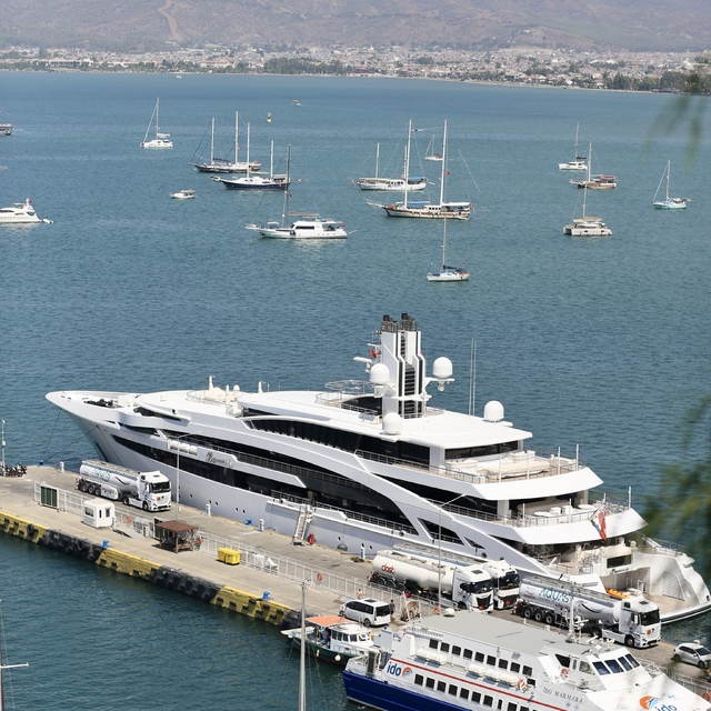 Fethiye'de mega yat "I Dynasty"a yakıt ikmali yapıldı