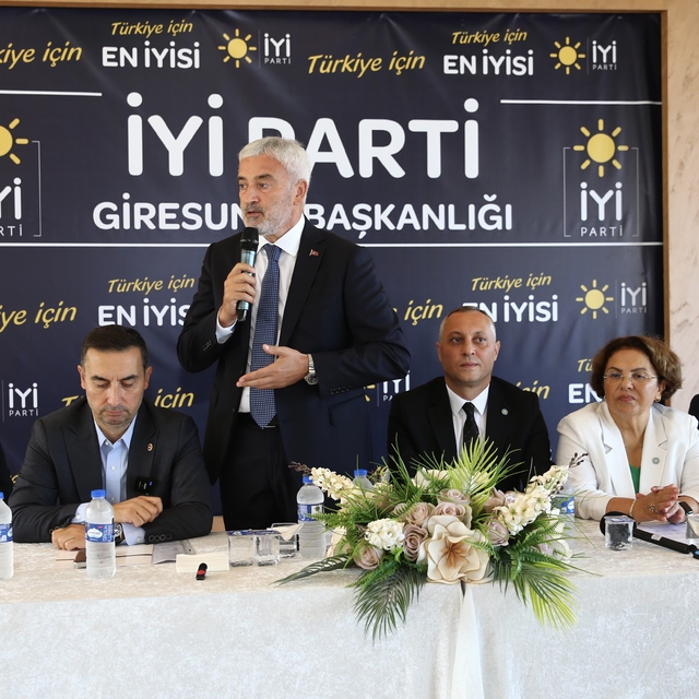 İYİ Parti Genel Başkan Yardımcısı Yılmaz, Giresun'da gazetecilerle bir aray...