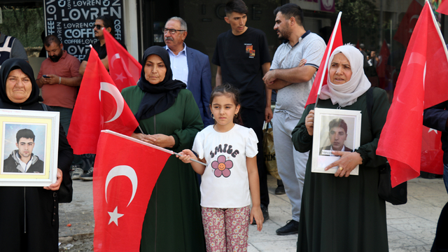 Vanlı aileler DEM Parti binası önündeki "evlat nöbeti"ni sürdürdü