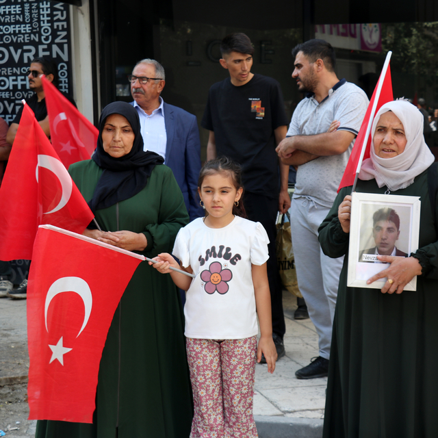 Vanlı aileler DEM Parti binası önündeki "evlat nöbeti"ni sürdürdü